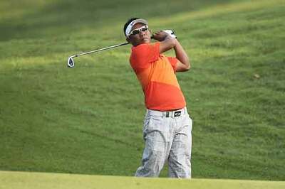 Jet-lagged Els stays in hunt in Indonesia, Thongchai leads