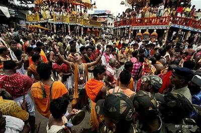Priests perform 'Pahandi' rituals in Puri