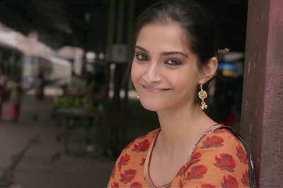 'Raanjhanaa' helps Sonam Kapoor befriend Dhanush, Swara Bhaskar