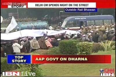 Manmohan Singh meets President, discusses Kejriwal's dharna issue