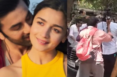 At Ranbir Kapoor-Alia Bhatt's Wedding, Cops To Control Crowd, Paparazzi Mob Guests And Gold-plated Bouquet Arrive