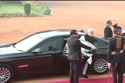 Donald Trump in India: PM Modi Arrives at Rashtrapati Bhawan in BMW 7-Series, Ditches Range Rover SUV