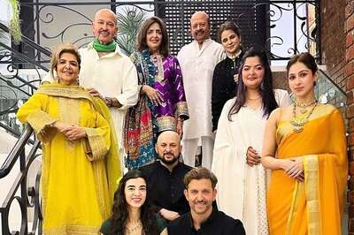 Hrithik Roshan Holds Girlfriend Saba Azad Close As They Celebrate Diwali With His Family; Pics Go Viral