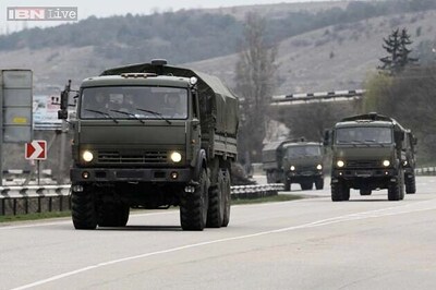 Hundreds of gunmen surround Ukraine military base