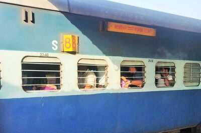 Passenger in Sleeper Coach Gets Rid of Ticketless People On Mumbai Mail, Reddit Calls Him a Hero