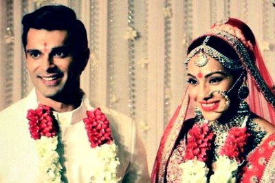 Watch: Bipasha Basu and Karan Singh Grover Exchange Garlands in a Typical Bengali Style