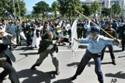 Pakistani lawyers call strike against Emergency