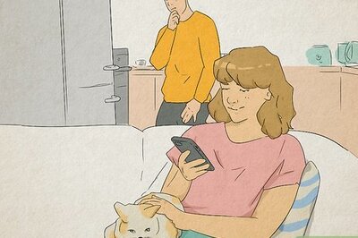 How Do You Know if Your Girlfriend Is Cheating on You over Text? 9 Signs to Look Out For