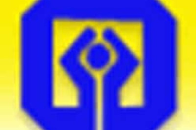 Delhi bank looted, manager shot at