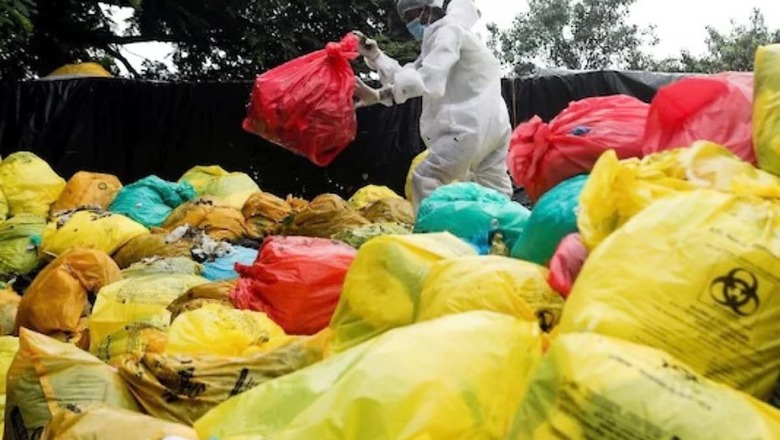 Karnataka: Left Without Work or Shelter, Hungry Man Searches For Food in Garbage Dump