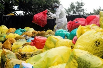 Karnataka: Left Without Work or Shelter, Hungry Man Searches For Food in Garbage Dump