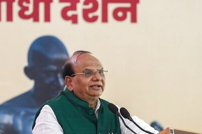 Delhi LG Holds Meeting on Traffic Issues; Directs to Expedite 'Challans on WhatsApp' System