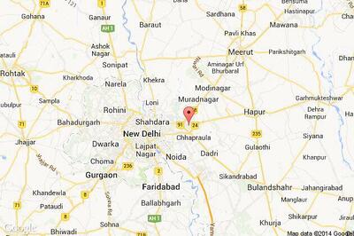 People gather outside Kejriwal's house, urge him to take security cover