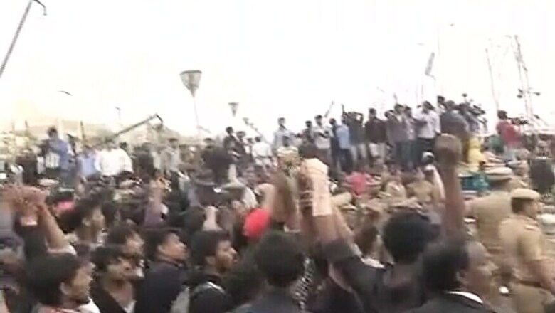Scores of Jallikattu Protesters Forcefully Evicted From Chennai's Marina Beach