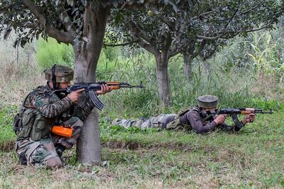 Two Soldiers Injured in Encounter with Militants in Kashmir's Pulwama