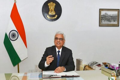 EC Chief Calls Cambridge Analytica Scandal Challenge to Democracy, Calls Meeting of Predecessors