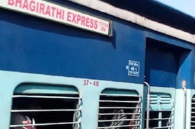 BJP Workers Block Trains, Shut Down Markets In Berhampore During Bengal Bandh