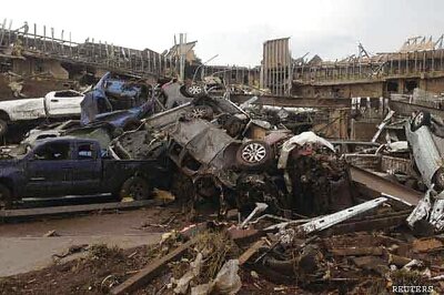 US: Survivors pulled from tornado debris