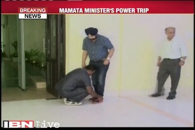 Senior TMC Minister asks security guard to ties his shoelaces