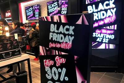 US Shoppers Browse Stores, Buy Online as Black Friday Deals Beckon