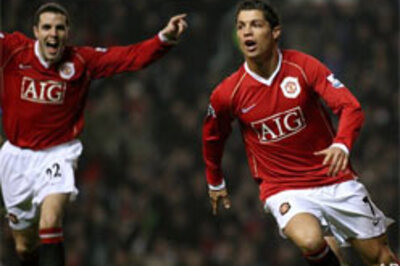 Chelsea lose ground on ManU after draw