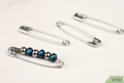 How to Make a Bracelet out of Safety Pins