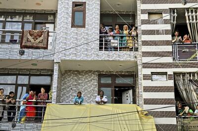 Claps, Plates, Conch Shells and Crackers Pierce Through 'Janata Curfew' as India Thanks Its Heroes