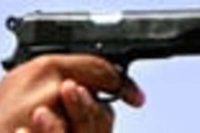CPI(M) supporters, Maoists exchange fire in Midnapore