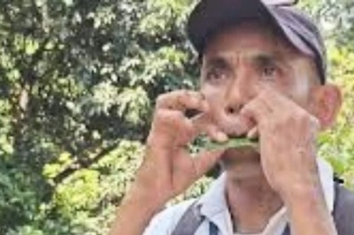 In West Bengal's Buxa, Travel Guide Entertains Tourists Playing Flute Made Of Leaves