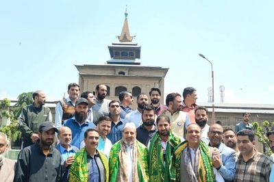Mainstream Politicians Pray at Kashmir's Jamia Masjid, Known for 'Anti-India' Protests, After Decades