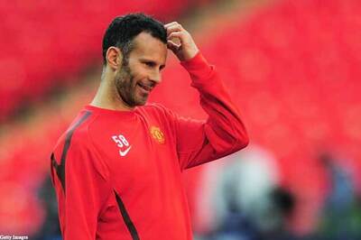 Giggs signs one-year extension at Man Utd