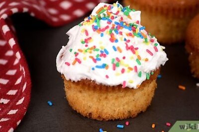 How to Decorate Cupcakes Without Icing