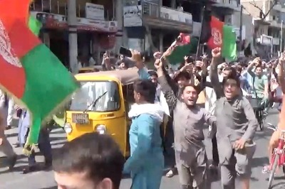 Defiant Afghans Wave Flags Amid Fears of Taliban Crackdown