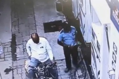 Maharashtra: Motorcycle Catches Fire at Petrol Pump Just When Rider Uses Mobile Phone | WATCH