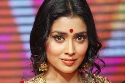 Not cashing on Anna's success: Shriya Saran