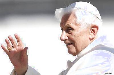 Thousands bid emotional farewell to Pope Benedict XVI