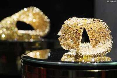 Gold prices hit one-month high