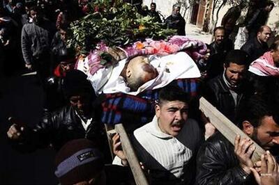 Syrian forces pound Homs again, block aid convoy