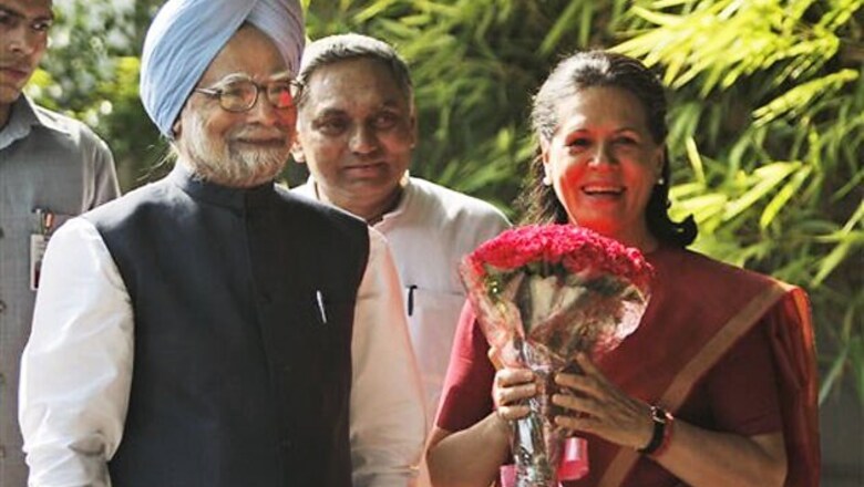 Manmohan Singh, Sonia Gandhi hail passage of Lokpal Bill