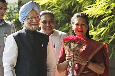 Manmohan Singh, Sonia Gandhi hail passage of Lokpal Bill