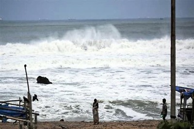 Cyclone Phailin: Planes, trains cancelled, highway traffic stalled