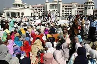 Pak quake survivors still carry scars