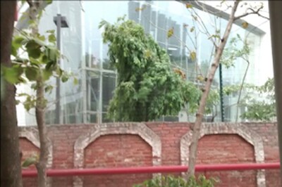 Dust storm hits Delhi, brings relief from heat