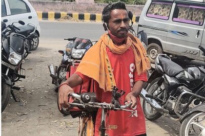 Teacher Turns Zomato Delivery Boy, Delivers Food on Cycle, Twitter's Crowdfund Buys Him Bike