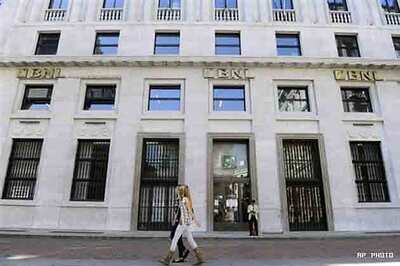 Fitch downgrades Hungary to junk status