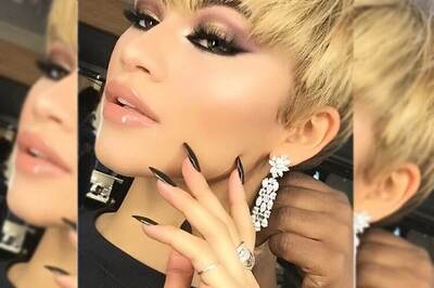 Duckface is passe; T-Rex hands is the latest selfie craze