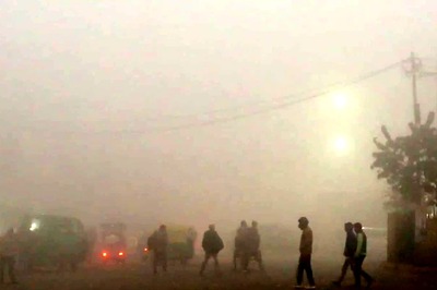 12 Flights Delayed in Delhi, Cold Day Alert in 36 UP Dists, Schools Shut in North India | Weather Update