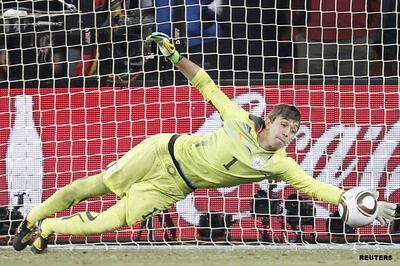 Gyan's miss propels Uruguay into semis