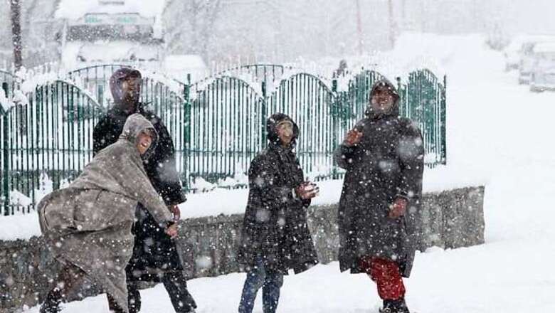 Kashmir Valley receives fresh snowfall, national highway closed