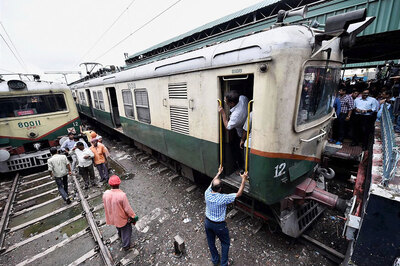Passengers Jump Out of Moving Train After Fire Breaks Out in 2 Compartments in Bengal